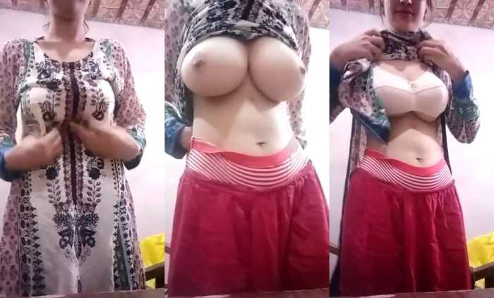 Desi Video Pakistani girl showing big boobs video call